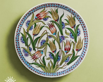 手描きのチューリップの陶板：トルコのイズニック花壁アート
