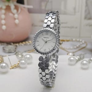 Dainty Vintage Style Watch for Women – Small Round Dial Ladies Watch, Classic Stainless Steel Bracelet, Retro Jewellery Timepiece