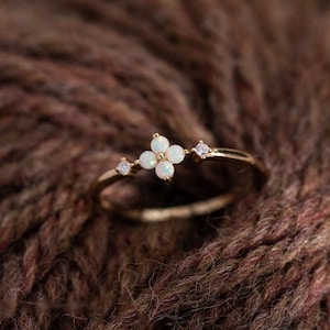 Anillo de oro con flor y ópalo, delicado anillo floral, joyería para el amor propio, regalos de aniversario, anillos apilables, regalos de cumpleaños para ella.