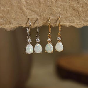 Oorbellen peer, sierlijke opaal oorbellen, geboortesteen sieraden, Valentijnsdag cadeaus voor haar, zelfliefde sieraden, huwelijkscadeaus