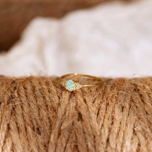 Bague opale en or 14 carats, bijoux pierres de naissance et zircons, cadeau d'anniversaire pour elle, bague opale blanche délicate