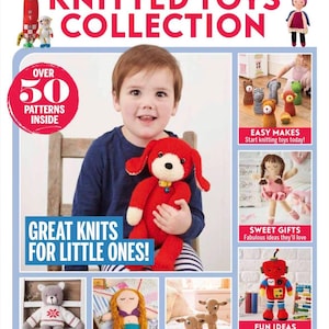 Puede incluir: Una portada de libro titulada KNITTED TOYS COLLECTION que muestra a un niño sosteniendo un juguete de perro tejido en rojo. La portada exhibe varios patrones de juguetes tejidos, incluyendo un cohete, muñecas, animales y un robot, con el texto OVER 50 PATTERNS INSIDE.