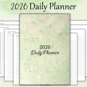 Peut inclure: Un agenda quotidien 2026 avec une couverture vert tendre à l'aquarelle et des pages intérieures. La couverture porte l'inscription "2026 Daily Planner" en écriture cursive. Les pages intérieures comprennent des calendriers quotidiens et mensuels.