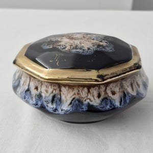 Caja vintage de cerámica esmaltada con borde dorado – Joyero decorativo – Azul, marrón y dorado