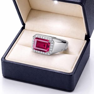 Puede incluir: Un juego de tres tazas de cerámica con un acabado mate moteado. Las tazas son de color crema, gris claro y gris oscuro. Cada taza tiene un diseño simple y minimalista, ideal para café o té.