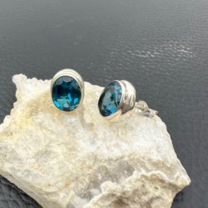 Handgjorda örhängen i sterlingsilver med Londonblå topas, decembers födelsesten