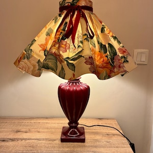 Luminária de mesa vintage francesa dos anos 1970 e 1980, base de cerâmica assinada com acabamento vermelho brilhante, abajur de tecido floral, iluminação retrô, decoração de casa de meados do século