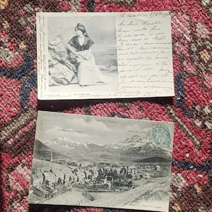 Lot de 2 Cartes postales photos françaises, envoyée en 1901 et 1905, de la France, une Arlésienne typique et les montagnes du Dauphiné.