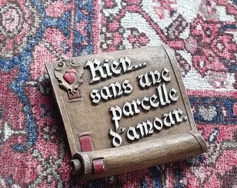 Französische Vintage Plakette: Elsässische Dekoration, Liebeszitat, 1960er Jahre