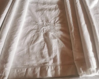 Ancienne feuille de metis français , drap avec monogramme CT, jour échelle, broderie main, début XXeme siècle.