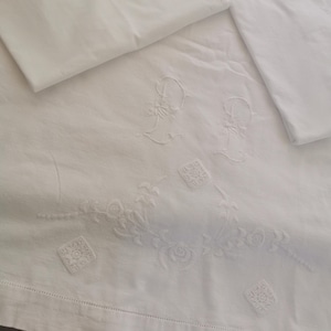 Antyczny francuski komplet pościeli lniano-bawełnianej, monogramowany polipropylen, ręcznie haftowane kwiaty, początek XX wieku