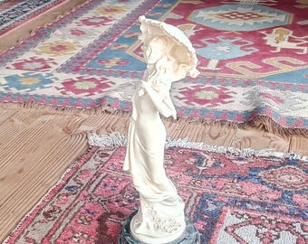 Capodimonte Biskuitporzellan Figur: Art Deco Mädchen mit Sonnenschirm, Marmorsockel, 1960er Jahre