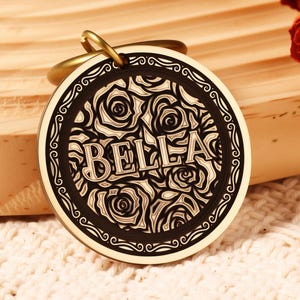 Placa de identificación gótica con forma de rosa, identificación para mascotas de latón ennegrecido, moneda personalizada con retrato de mascota, dije floral para gato estilo tatuaje, joyería vanguardista con borde de volutas
