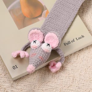 Squashed Rat Crochet Bookmark, Funny "Flat" Mouse Page Marker, Soft Yarn Reading Accessory, Unique Gift for Book Lover Librarian