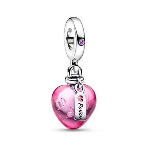 Puede incluir: Un charm de plata con un colgante en forma de corazón rosa que representa una poción. La botella tiene una pequeña etiqueta que dice "Potion". El charm tiene una gema púrpura y está diseñado para pulseras o collares.