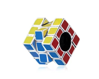 スターリングシルバーのルービックキューブチャーム。カラフルなパズルペンダントジュエリー。ブレスレットやネックレスに。パンドラブレスレットにフィット。おばあちゃんへのギフトにも。