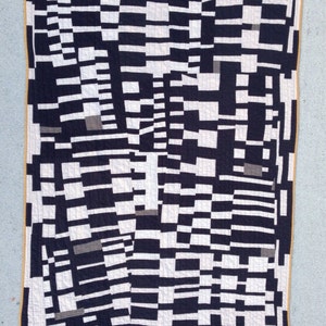 Pequeñas lanzar edredón | blanco y negro hecho a mano cosida a mano improv moderno edredón