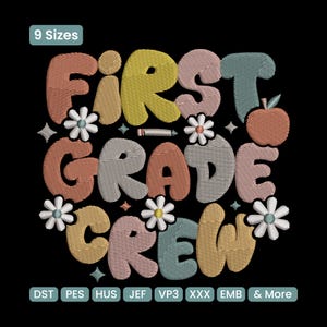 Può includere: Design ricamato con le parole "FIRST GRADE CREW" in lettere colorate e strutturate. Il design include margherite, una matita e una mela su sfondo nero. L'immagine mostra anche "9 Taglie" e vari tipi di file.