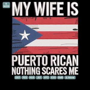 以下が含まれることがあります： 「MY WIFE IS PUERTO RICAN NOTHING SCARES ME」のテキストが、プエルトリコ国旗の上と下に配置された黒いグラフィックデザイン。国旗は赤、白、青で、白い星が描かれています。