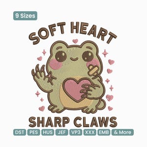 Op de afbeelding: Een geborduurd ontwerp met een cartoonkikker die een roze hart met een pleister vasthoudt. De tekst luidt "SOFT HEART" hierboven en "SHARP CLAWS" hieronder. Het ontwerp bevat roze harten en sterren, met de woorden "9 Sizes" bovenaan.