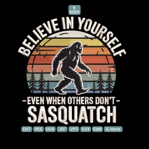 Op de afbeelding: Zwart grafisch ontwerp met een Sasquatch die voor een zonsondergang loopt met de tekst "BELIEVE IN YOURSELF - EVEN WHEN OTHERS DON'T - SASQUATCH". Het ontwerp bevat de tekst "9 SIZES" bovenaan.