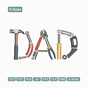 Könnte beinhalten: Ein gesticktes Design mit dem Wort "DAD" aus Werkzeugen. Der Buchstabe "D" wird durch einen Hammer und einen Schraubenschlüssel gebildet. Der Buchstabe "A" besteht aus Zangen und einem Schraubendreher. Der Buchstabe "D" besteht aus einer Säge und einem Schraubenschlüssel. Das Bild enthält auch den Text "9 Größen".