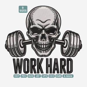 Può includere: Design ricamato con un teschio che tiene un bilanciere, con le parole "WORK HARD" in grassetto. Il design è in bianco e nero, su uno sfondo grigio chiaro. L'immagine include anche il testo "9 SIZES".