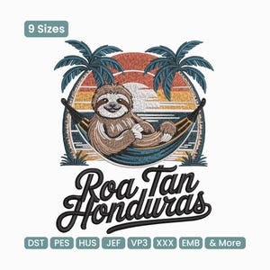 Könnte beinhalten: Gesticktes Design mit einem lächelnden Faultier, das in einer Hängematte mit Palmen und Sonnenuntergang entspannt. Der Text "Roa Tan Honduras" steht darunter. Enthält "9 Größen" und Dateitypoptionen.