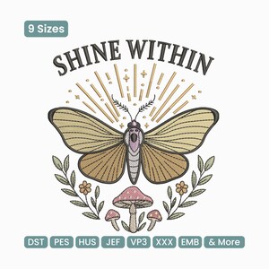 Può includere: Un disegno ricamato con una falena con le ali spiegate, circondata da un raggio di sole, foglie e funghi. Il testo "SHINE WITHIN" è arcuato sopra la falena. Il disegno è disponibile in 9 misure.