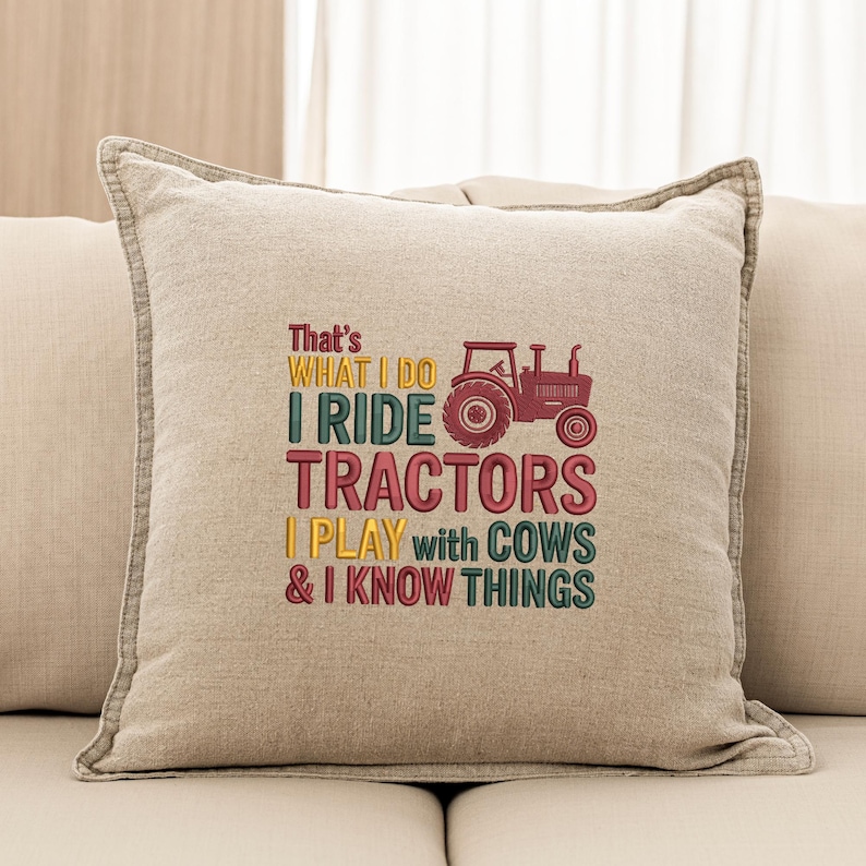 Peut inclure: Un coussin carr&eacute; beige avec un motif brod&eacute;. Le texte dit "That's WHAT I DO I RIDE TRACTORS I PLAY with COWS & I KNOW THINGS" avec un dessin de tracteur rouge.