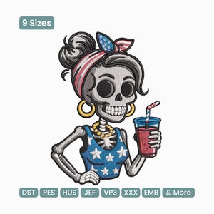 Può includere: Design ricamato di una donna scheletro con una fascia patriottica e un top blu con stelle bianche. Tiene in mano una bevanda rossa con una cannuccia. L'immagine include il testo "9 Sizes" e formati di file di ricamo.