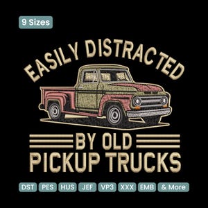Könnte beinhalten: Gesticktes Design auf schwarzem Hintergrund. Das Design zeigt einen Oldtimer-Pick-up in Rot-, Grün- und Beigetönen. Der Text über dem Truck lautet "EASILY DISTRACTED" und darunter "BY OLD PICKUP TRUCKS".