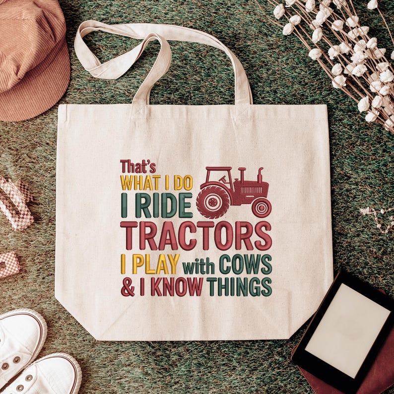 Peut inclure: Sac fourre-tout cr&egrave;me avec le texte "That's What I Do, I Ride Tractors, I Play with Cows & I Know Things." Un dessin de tracteur marron est &agrave; droite. Le sac a deux anses cr&egrave;me.