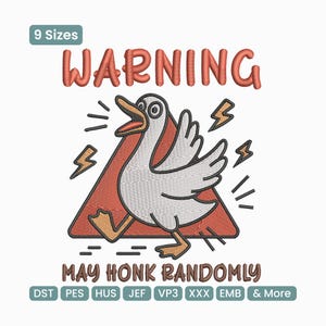 Pode incluir: Um desenho bordado com um ganso de desenho animado com o bico aberto, dentro de um triângulo vermelho, com o texto "WARNING MAY HONK RANDOMLY". O desenho inclui raios e está em um fundo branco.