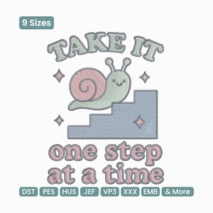 Puede incluir: Diseño bordado con un caracol de dibujos animados subiendo una escalera. El texto dice "TAKE IT" y "one step at a time". El caracol es verde claro y rosa, la escalera es azul y el texto es rosa y verde claro. Disponible en 9 tamaños.