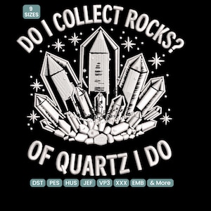 Puede incluir: Diseño gráfico negro con el texto "DO I COLLECT ROCKS? OF QUARTZ I DO" y una ilustración de cristales de cuarzo. El diseño incluye estrellas y está disponible en 9 tamaños.