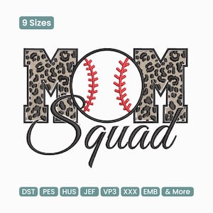 Puede incluir: Diseño de bordado con las palabras "MOM Squad". Las letras "MOM" están rellenas con un estampado de leopardo. Una pelota de béisbol con costuras rojas está en el centro. Diseño para bordado.