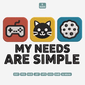 Peut inclure: Motif brodé avec une manette de jeu, une tête de chat et un biscuit, chacun dans un carré coloré. Le texte "MY NEEDS ARE SIMPLE" est en dessous. Inclut les formats de fichiers de broderie.