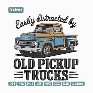 Könnte beinhalten: Gesticktes Design mit einem blauen und goldenen Oldtimer-Pick-up-Truck. Der Text über dem Truck lautet „Easily distracted by“ und darunter „OLD PICKUP TRUCKS“. Das Design ist in 9 Größen erhältlich.