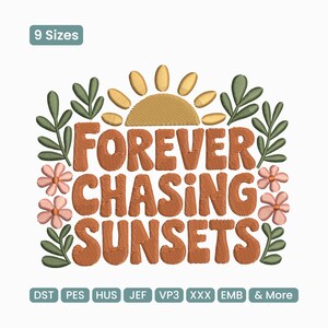 Può includere: Un disegno per ricamo con il testo FOREVER CHASING SUNSETS in un carattere arancione, arrotondato e in grassetto. Sopra il testo c'è un sole a semicerchio giallo con raggi. Il disegno è incorniciato da foglie verdi e fiori rosa chiaro.