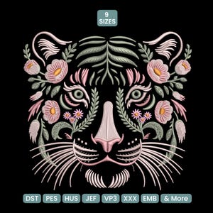 Può includere: Design ricamato di una faccia di tigre con accenti floreali rosa, verdi e bianchi su sfondo nero. Il design include il testo "9 SIZES" e varie abbreviazioni di formati di file.