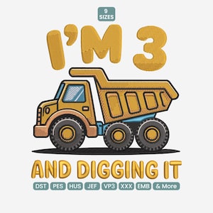 Può includere: Design ricamato giallo e blu raffigurante un camion ribaltabile e la scritta "I'M 3 AND DIGGING IT". Il design include anche il testo "9 TAGLIE" e formati di file di ricamo.