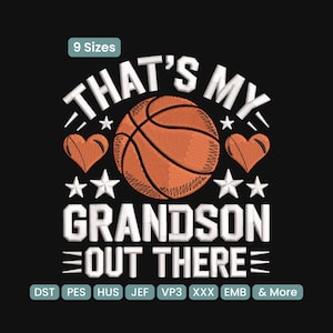 Könnte beinhalten: Schwarzes Grafikdesign mit dem Text "THAT'S MY GRANDSON OUT THERE" in Weiß. Ein orangefarbener Basketball befindet sich in der Mitte, mit zwei orangefarbenen Herzen und Sternen. Die Worte "9 Sizes" stehen in der oberen linken Ecke.
