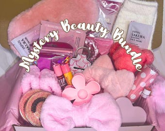 Könnte beinhalten: Ein Karton gefüllt mit einem Mystery Beauty Bundle, das rosa flauschige Stirnbänder, eine blumenförmige Haarspange, Japan Sakura Gesichtsmasken, Lipgloss, einen herzförmigen Kompaktspiegel und verschiedene Hautpflegeprodukte enthält.
