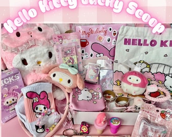 Könnte beinhalten: Eine Sammlung von Sanrio-Artikeln, darunter ein My Melody-Plüschtier, ein Hello Kitty-Beutel mit Kordelzug, Socken mit My Melody-Grafiken, Schreibwaren, ein Perlenarmband, ein kleines rosa Täschchen und verschiedene charakterbezogene Accessoires.