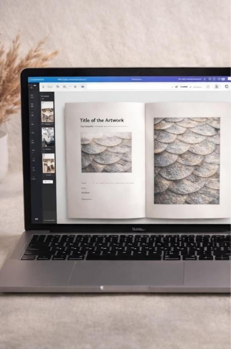 Pu&ograve; includere: Un computer portatile argentato che mostra un documento digitale sullo schermo. Il documento presenta un layout con il testo Title of the Artwork, The Visuals e immagini di squame circolari sovrapposte. Il portatile ha una tastiera nera e telaio.