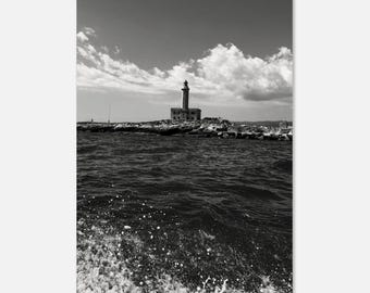Silent Beacon – Svartvitt fyrfotografitryck, kustväggkonst, havsfotografi, minimalistisk nautisk dekor, konsttryck