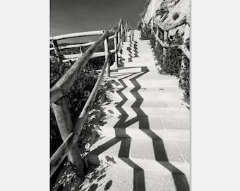 Uppstigning – Svartvitt trappfotografitryck, minimalistisk väggkonst, geometrisk skuggfoto, modern konstdekor