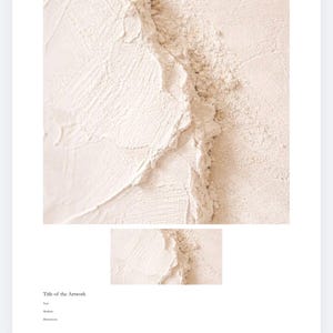 Pu&ograve; includere: Un modello di arte digitale quadrato che presenta una superficie in gesso testurizzata color bianco sporco con una prominente cresta verticale. Sotto l'immagine principale appare un ritaglio rettangolare pi&ugrave; piccolo della stessa texture, seguito dai campi di testo Title of the Artwork, Year, Medium e Dimensions.