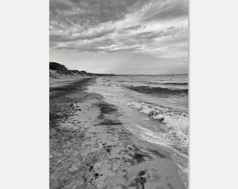 Tystnad – Svartvitt strandfotografitryck, kustnära väggkonst, havsfotografi, japansk skandinavisk inredning, konsttryck
